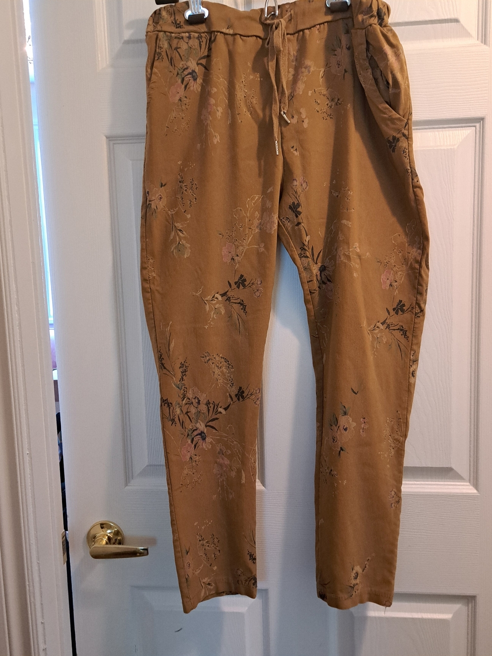 Women's Straight-Leg Floral Print Pants in Mustard